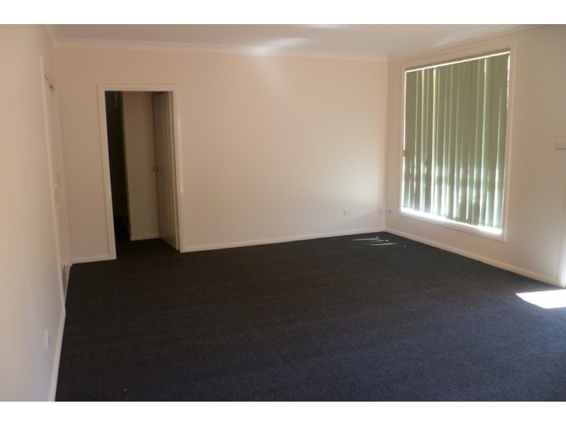 1/8 Cowland Avenue, East Hills NSW 2213