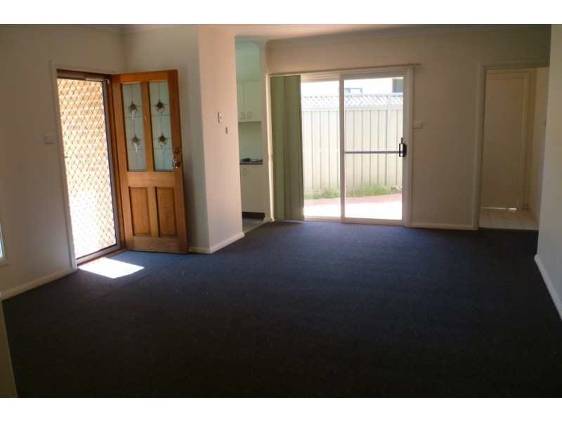 1/8 Cowland Avenue, East Hills NSW 2213