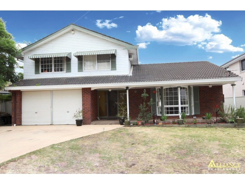 911 Henry Lawson Drive, Picnic Point NSW 2213