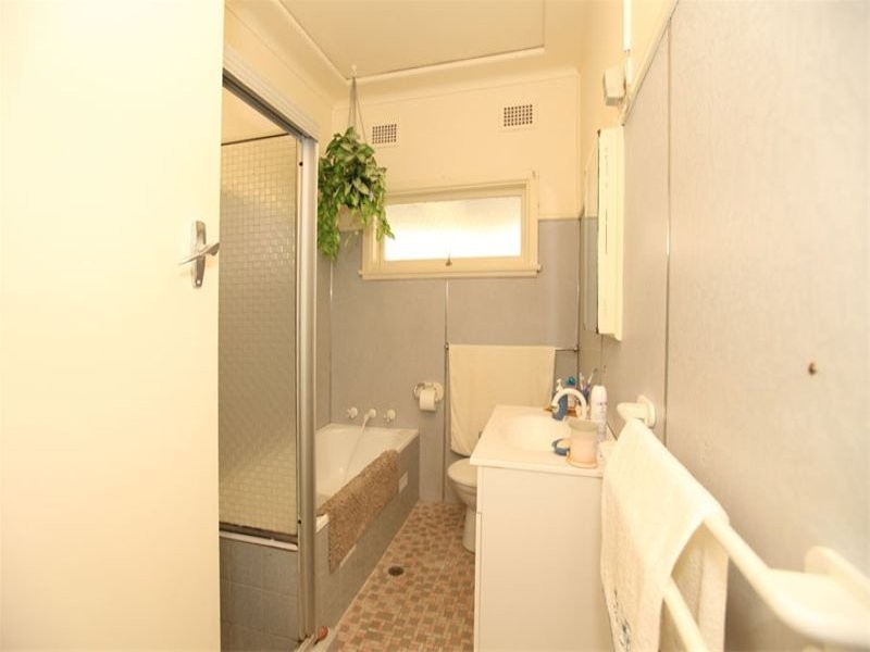 25 Eileen Street, Picnic Point NSW 2213