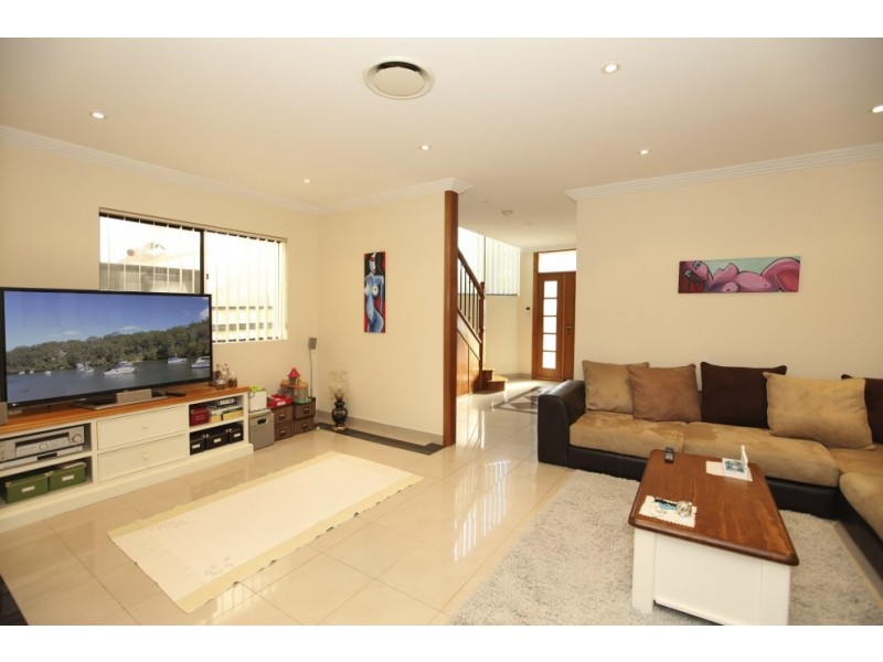 17-17A Matthews Avenue, East Hills NSW 2213