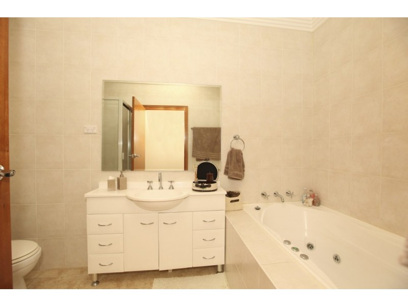 17-17A Matthews Avenue, East Hills NSW 2213