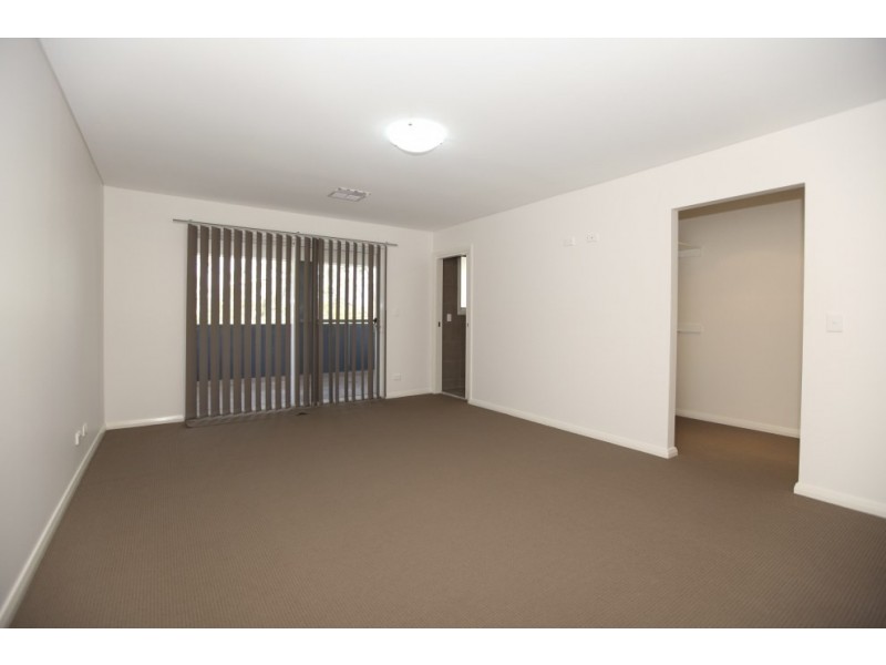 913 Henry Lawson Drive, Picnic Point NSW 2213