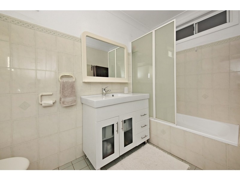 33 Harcourt Avenue, East Hills NSW 2213