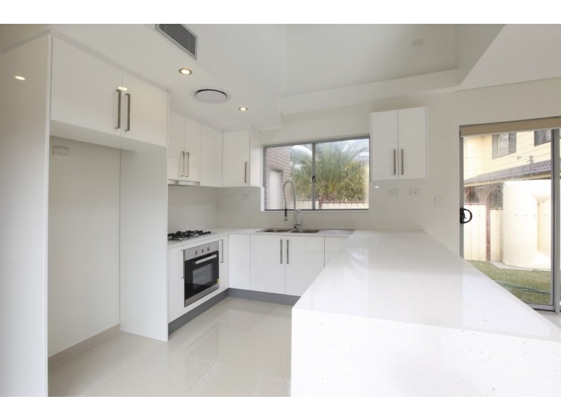 1a Carlowrie Crescent, East Hills NSW 2213