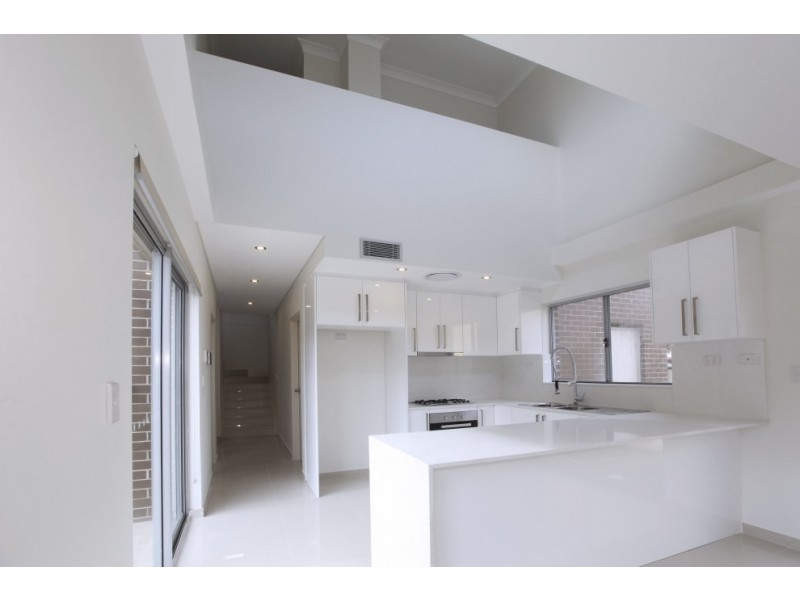 1a Carlowrie Crescent, East Hills NSW 2213