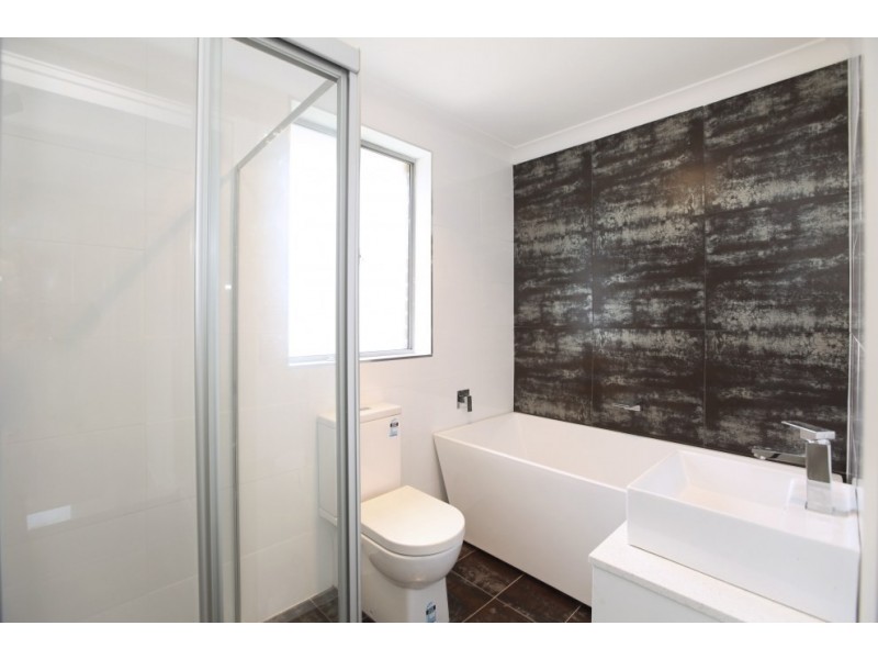 1a Carlowrie Crescent, East Hills NSW 2213