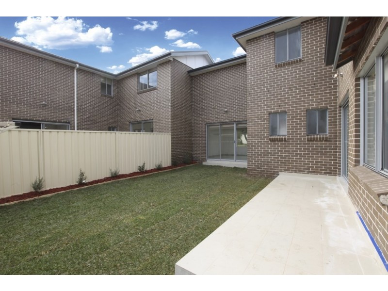 1a Carlowrie Crescent, East Hills NSW 2213