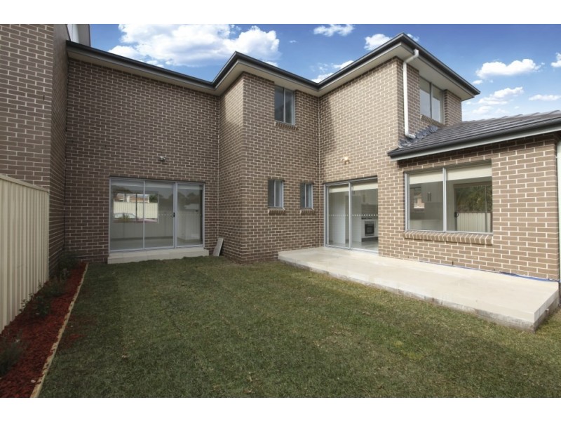 1a Carlowrie Crescent, East Hills NSW 2213