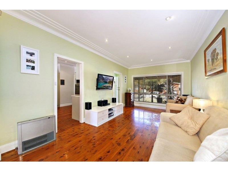 25 Thomas Street, Picnic Point NSW 2213