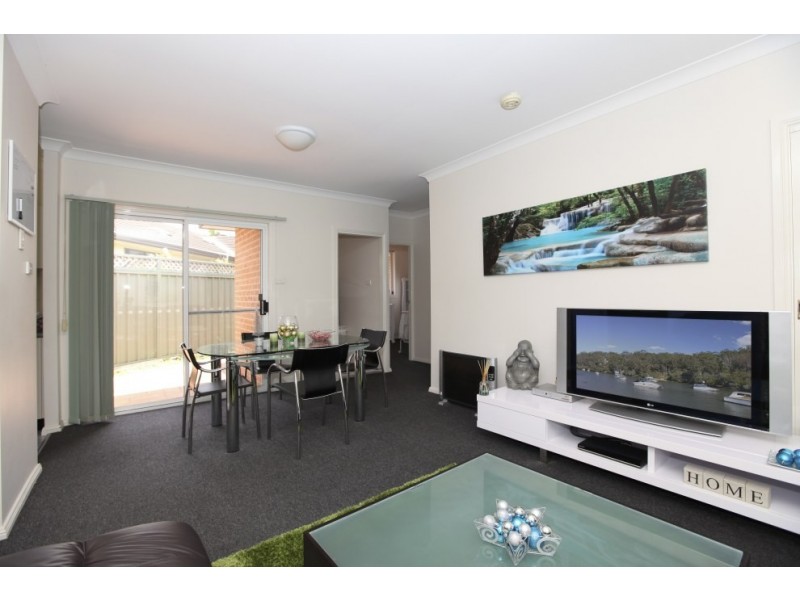 1/8 Cowland Avenue, East Hills NSW 2213