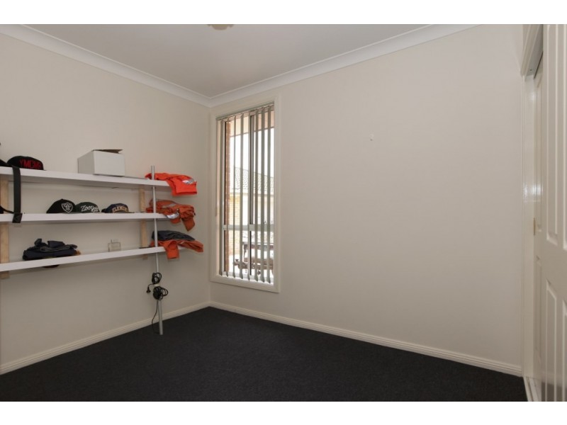 1/8 Cowland Avenue, East Hills NSW 2213