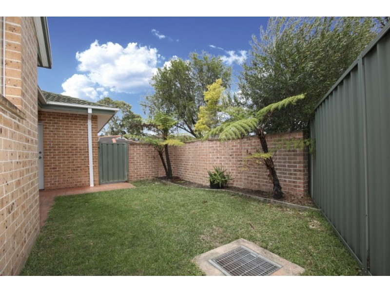 1/8 Cowland Avenue, East Hills NSW 2213