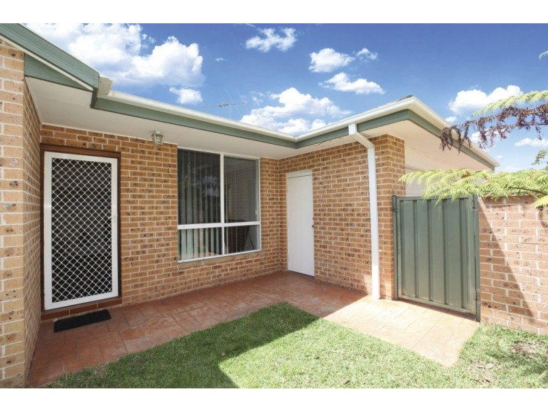 1/8 Cowland Avenue, East Hills NSW 2213