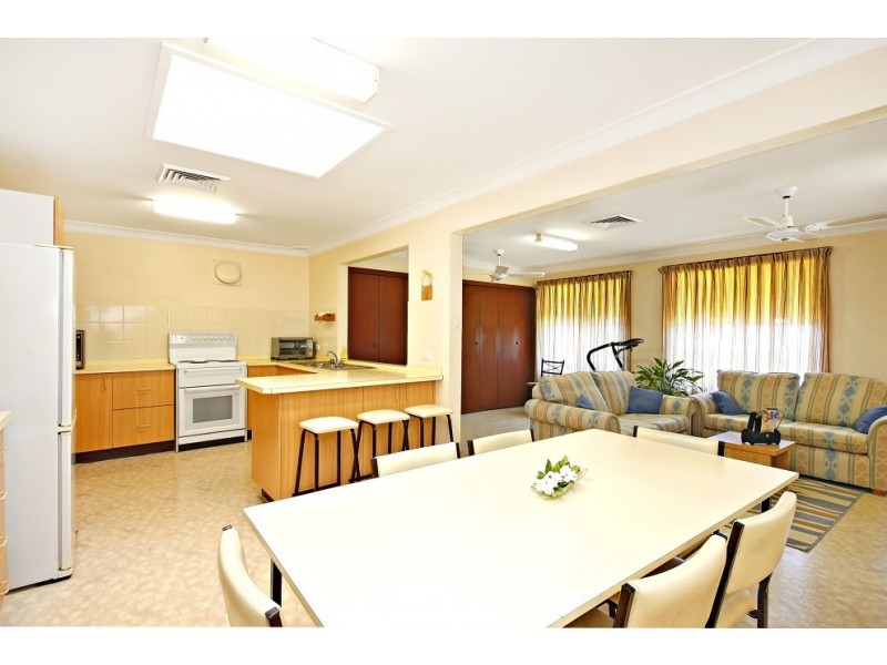 8 Amberdale Avenue, Picnic Point NSW 2213