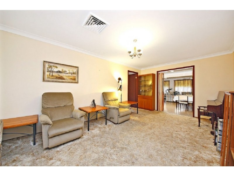 8 Amberdale Avenue, Picnic Point NSW 2213