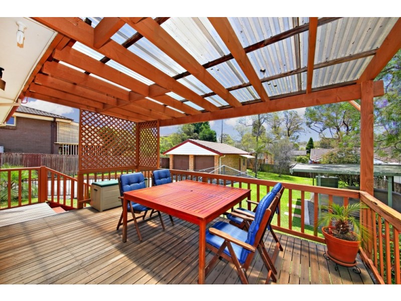 8 Amberdale Avenue, Picnic Point NSW 2213