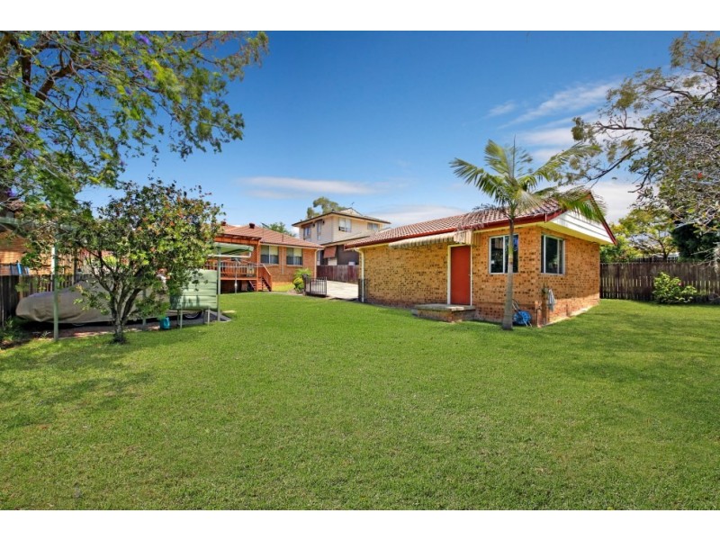 8 Amberdale Avenue, Picnic Point NSW 2213