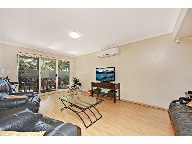 2/879-881 Henry Lawson Drive, Picnic Point NSW 2213