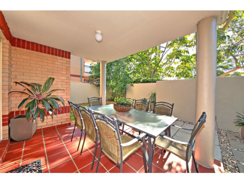 2/879-881 Henry Lawson Drive, Picnic Point NSW 2213
