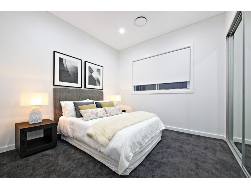 6 Stretham Avenue, Picnic Point NSW 2213