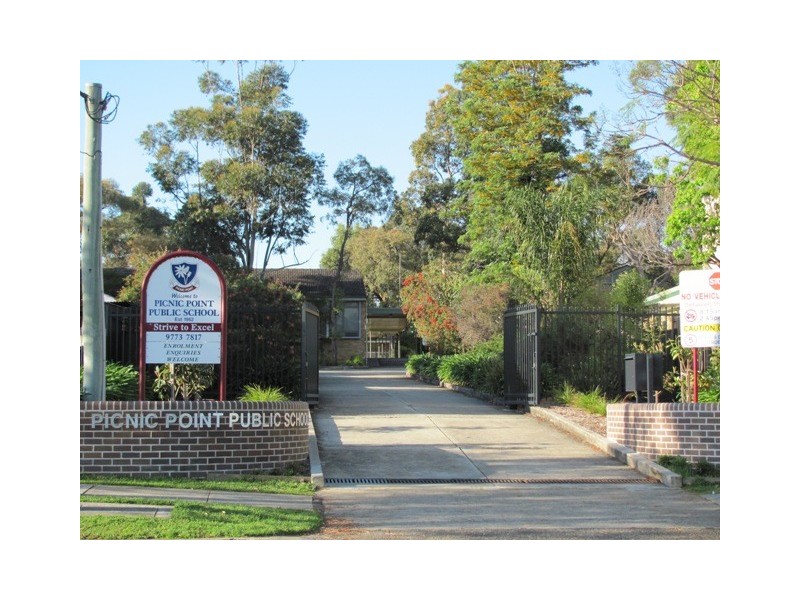 6 Stretham Avenue, Picnic Point NSW 2213