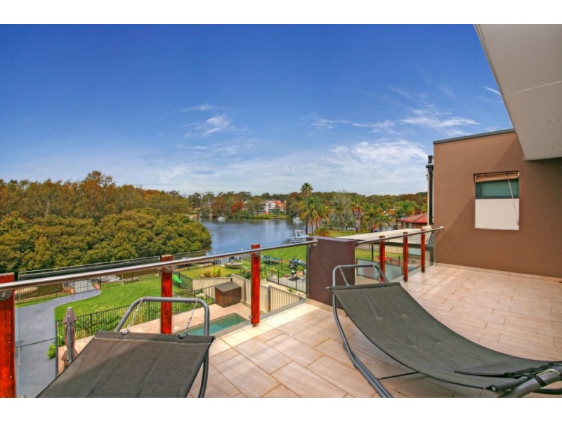 610 Henry Lawson Drive, East Hills NSW 2213