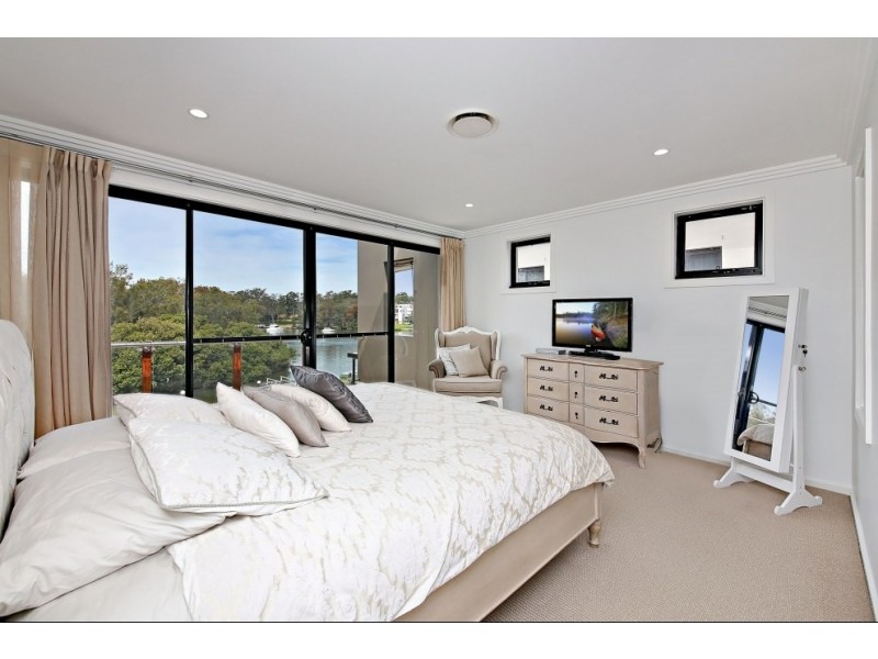 610 Henry Lawson Drive, East Hills NSW 2213