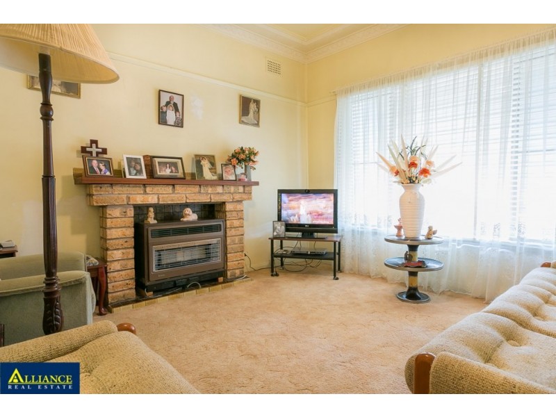 9 Doris Street, Picnic Point NSW 2213