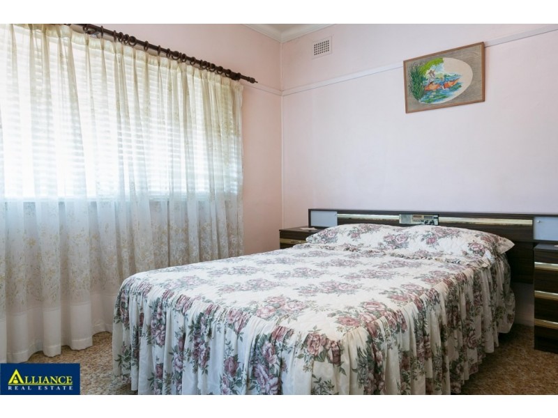9 Doris Street, Picnic Point NSW 2213