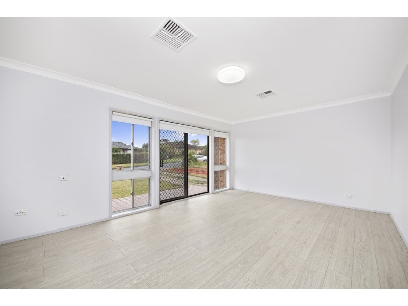 7 Kooloona Crescent, Bradbury NSW 2560
