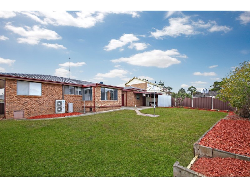 7 Kooloona Crescent, Bradbury NSW 2560