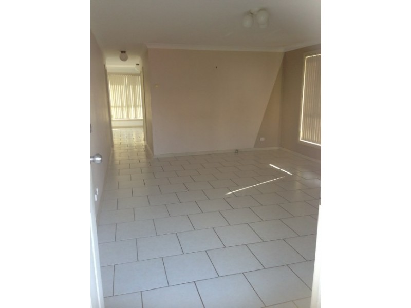 2/8 Wallis Close, Flinders NSW 2529