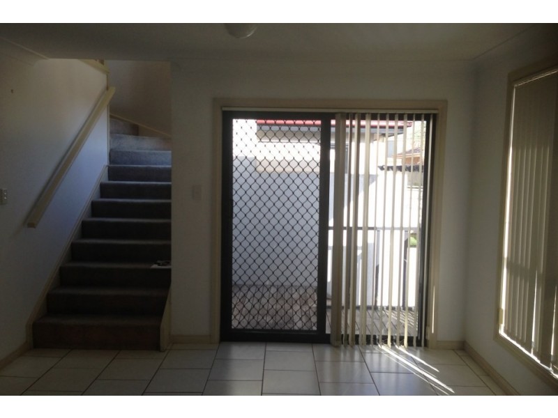 2/8 Wallis Close, Flinders NSW 2529