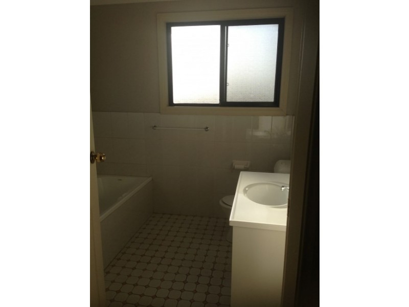 2/8 Wallis Close, Flinders NSW 2529