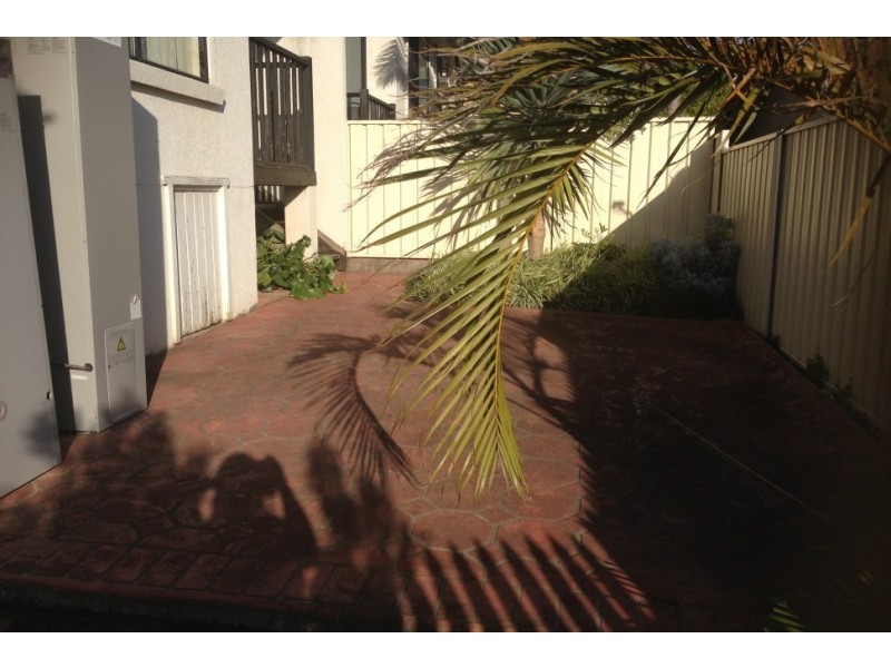 2/8 Wallis Close, Flinders NSW 2529