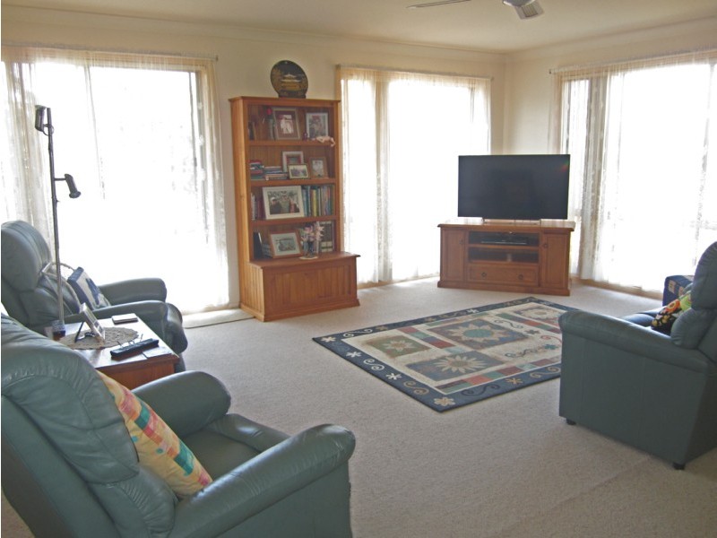 6 Robin Place, Mollymook NSW 2539