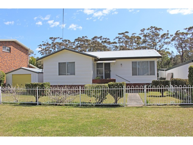 3  Oak Avenue, Lake Tabourie NSW 2539