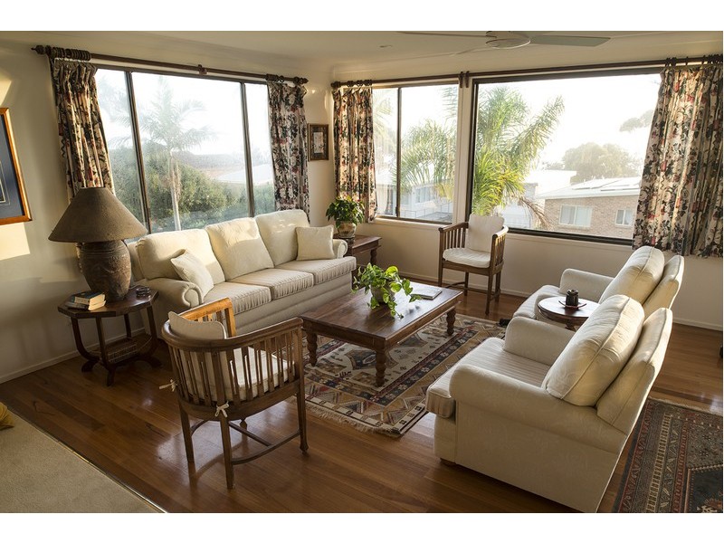 10 Booth Avenue, Narrawallee NSW 2539