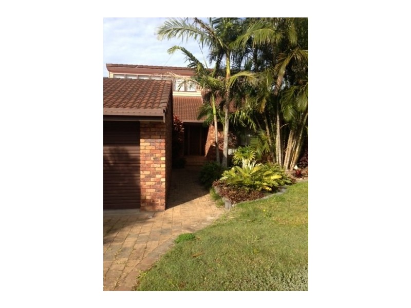 8 Wistaria Avenue, Southport QLD 4215