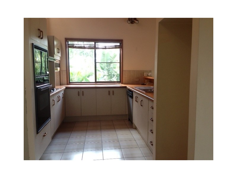 8 Wistaria Avenue, Southport QLD 4215