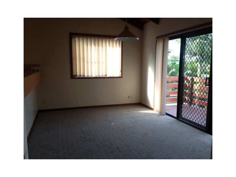 8 Wistaria Avenue, Southport QLD 4215