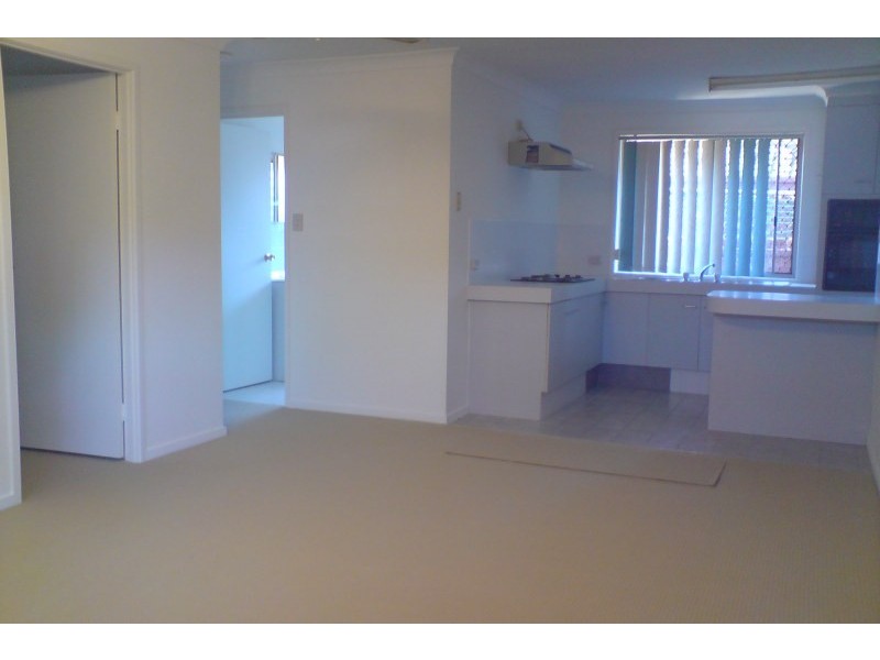 1/8 Nina Parade, Arundel QLD 4214