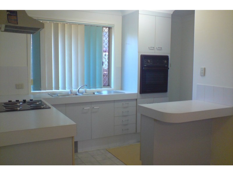 1/8 Nina Parade, Arundel QLD 4214