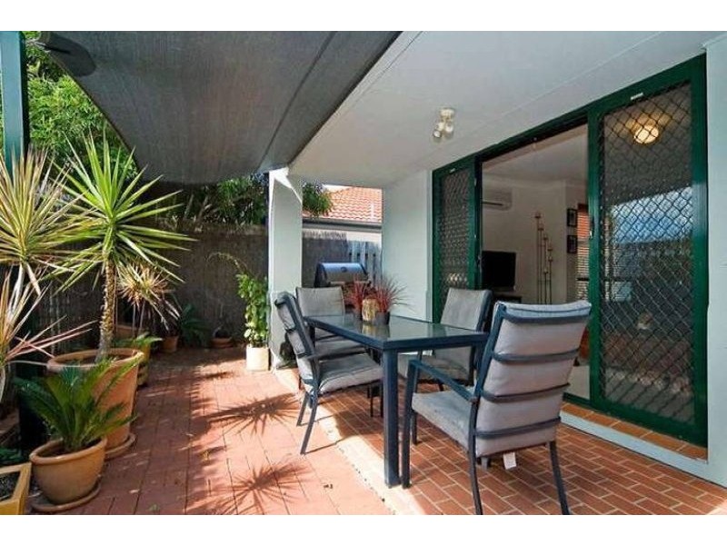 16 Harrow Street, Arundel QLD 4214