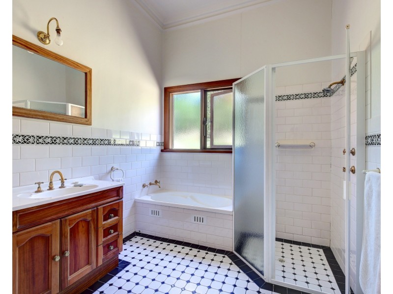 4 Oakbank Road, Stirling SA 5152
