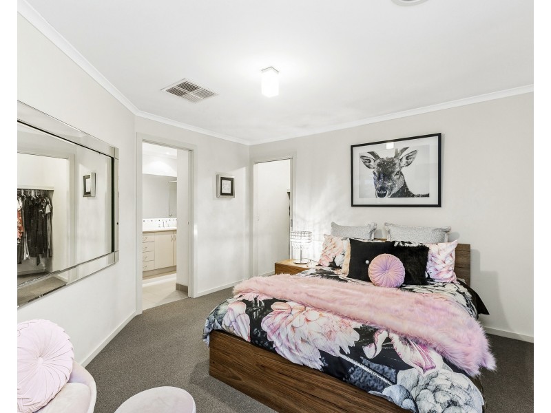 11 Ellis Close, Sanctuary Lakes VIC 3030