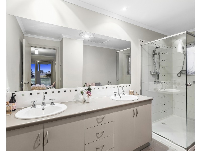 11 Ellis Close, Sanctuary Lakes VIC 3030