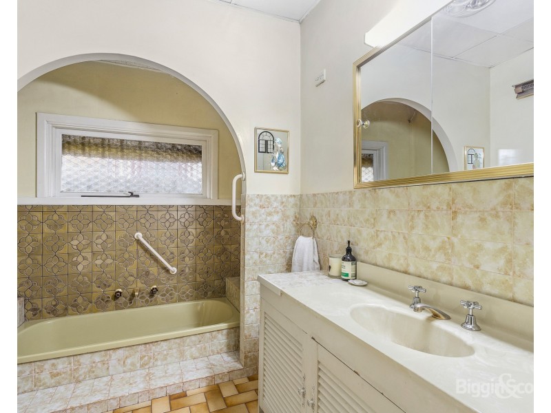 33 Cathcart Street, Maidstone VIC 3012