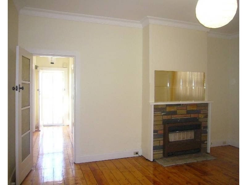 24 Pentland Parade, Seddon VIC 3011